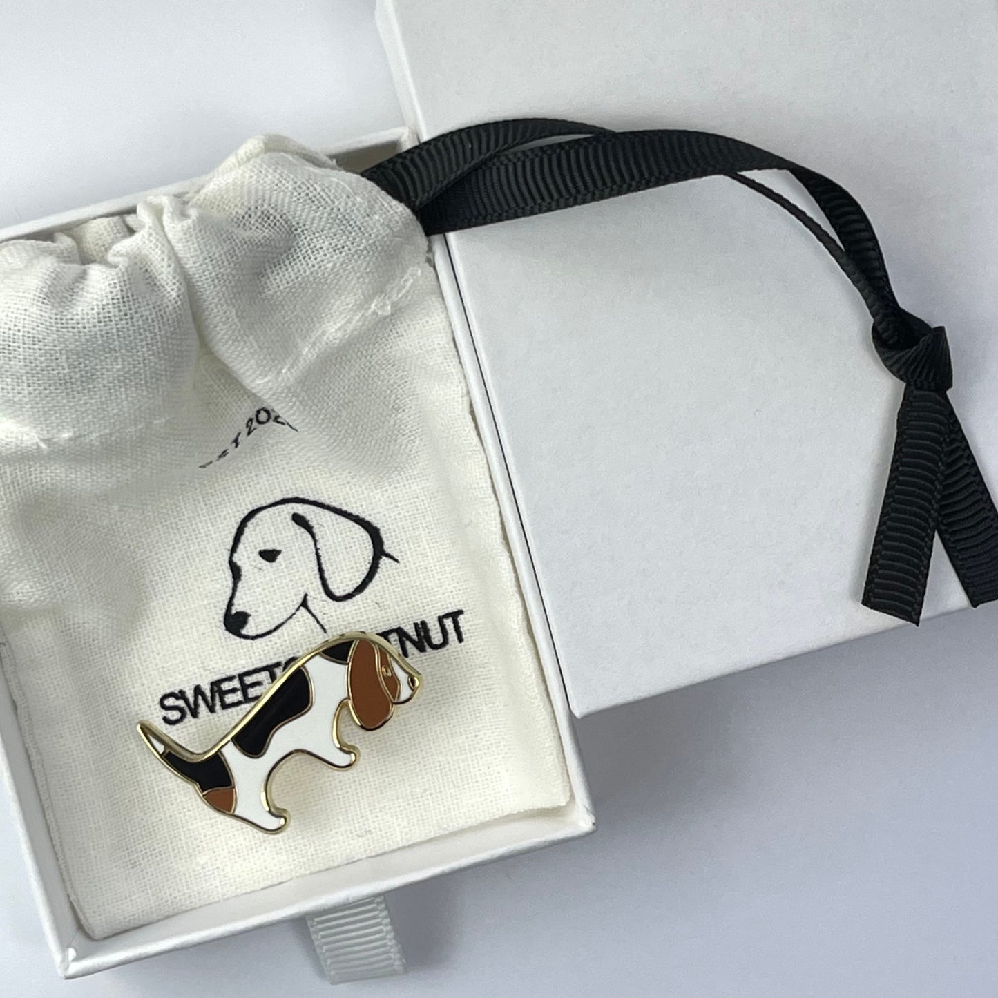 Beagle Pin With A Card, Beagle Brooch, Beagle Badge, Dog Enamel Pin, Dog Brooch, Dog Badge, Puppy Pin, Puppy Badge, Beagle Gifts, Dog Owner Gifts, New Puppy Gifts, Enamel Pins